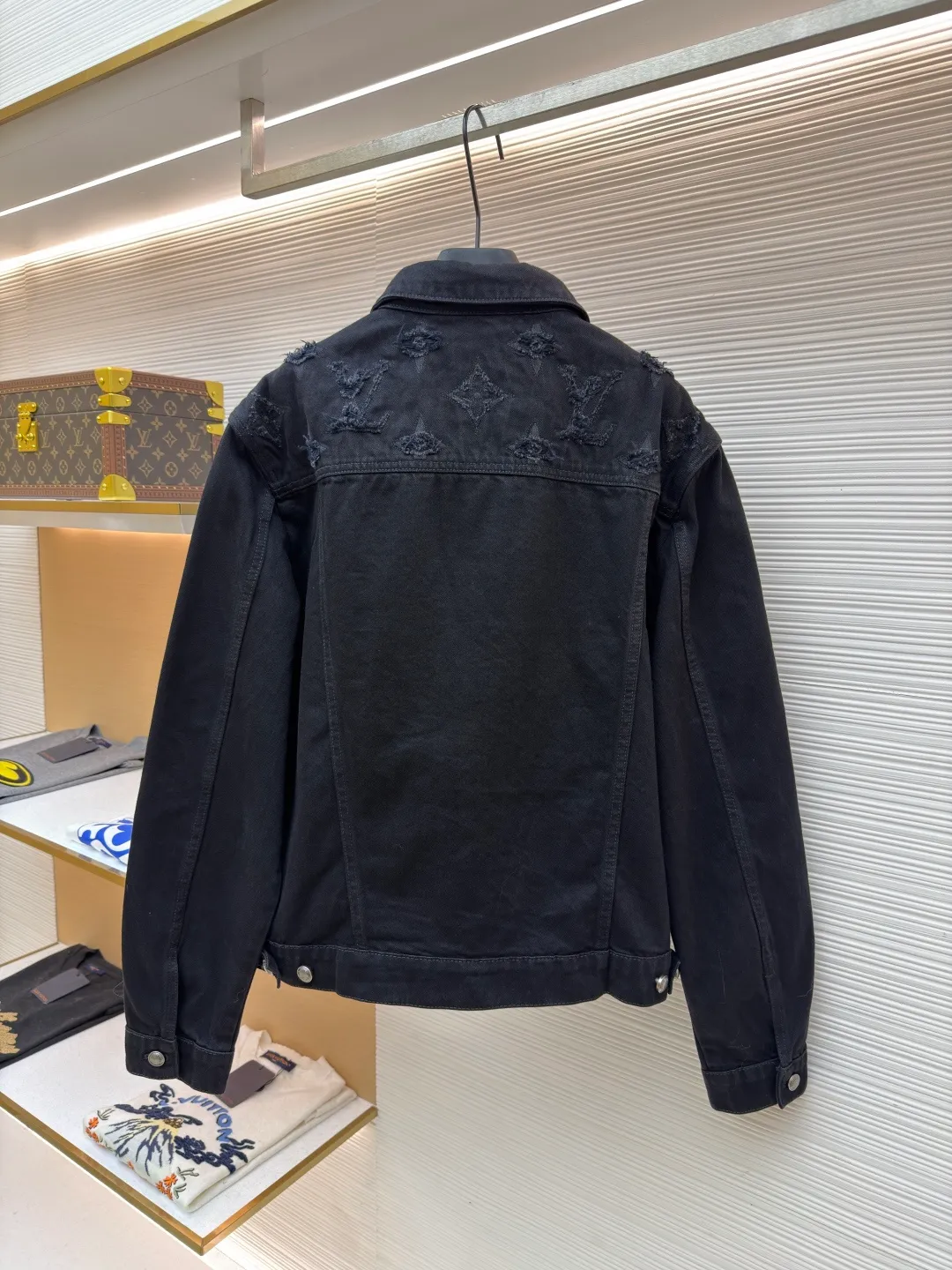 LOUIS VUITTON washed ripped denim jacket ●Authentic product: Purchased and developed by 25703 ●Item number: 1682311-B95 ●Fabric: pure cotton exclusive denim material ●Technology: laser burning ●Version: fitted version ●Weight: about 1205 grams ●Size: 48-59-52-54 ●Description: This destroyed detail is really cool. This washed denim truck elevates a classic silhouette with contrasting Monogram detailing front and rear, crafted with an edgy tear effect. This mid-season piece is effortlessly layered and can be worn with matching accessories for an on-trend look.